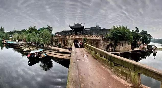 如何正确看待办公室恋情？